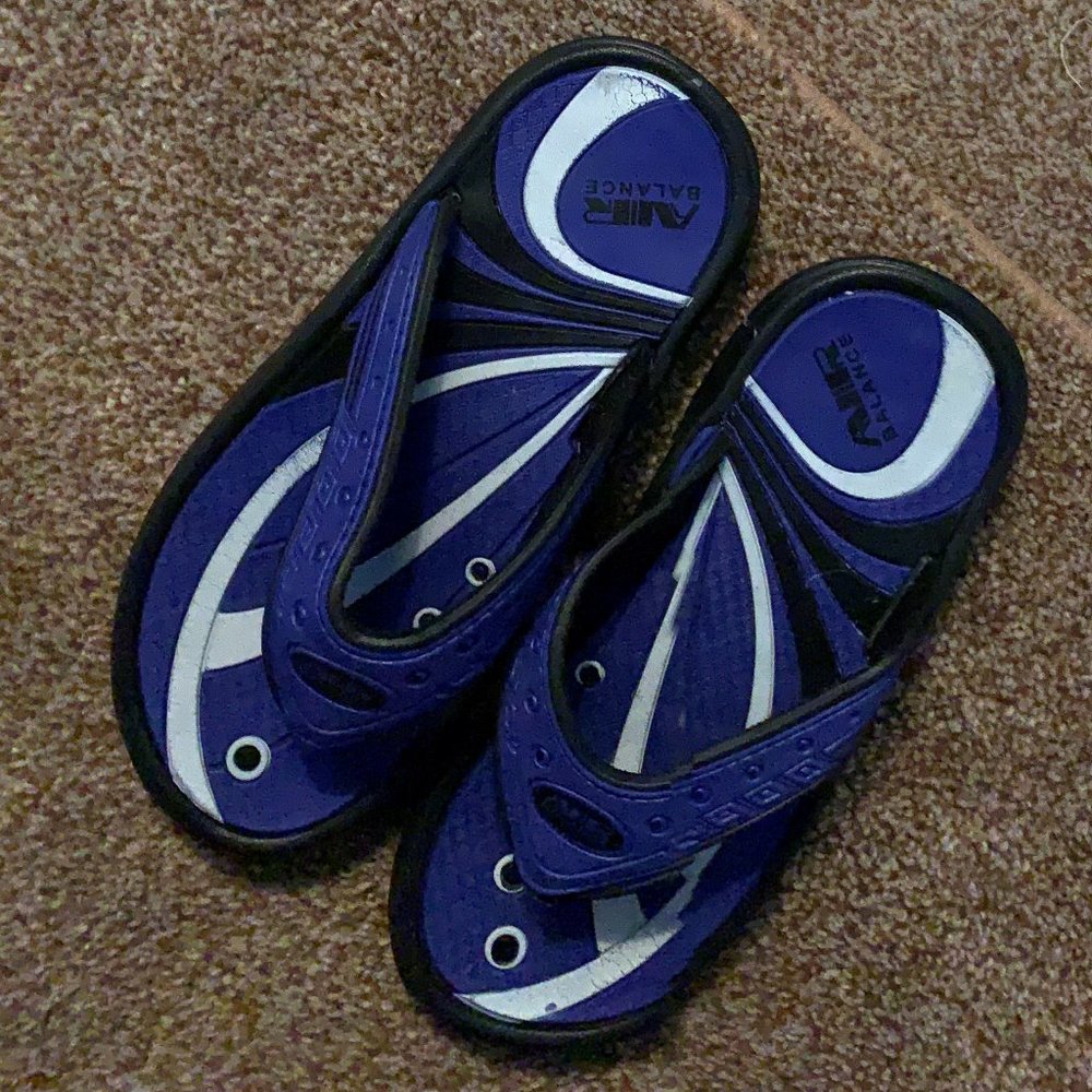 Air Balance blue flip flops